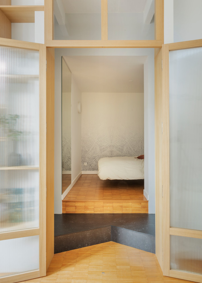 Пример оригинального дизайна: маленькая хозяйская спальня в скандинавском стиле с белыми стенами, светлым паркетным полом и обоями на стенах для на участке и в саду
