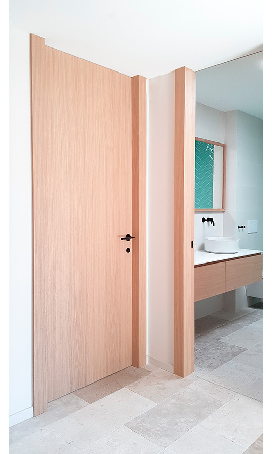 Imagen de aseo minimalista con armarios con paneles lisos, puertas de armario blancas, baldosas y/o azulejos azules, paredes blancas, lavabo sobreencimera, encimera de mármol y encimeras blancas