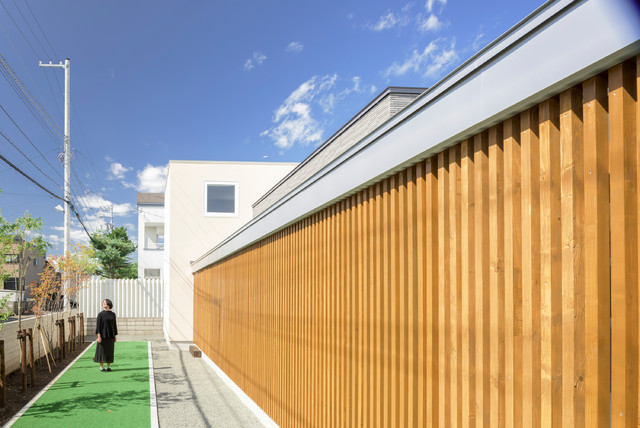 雁木の家 moderno-fachada