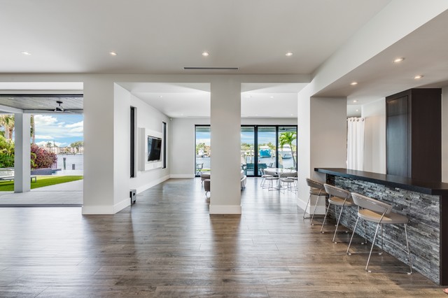 Middle River Residence modern-hausbar