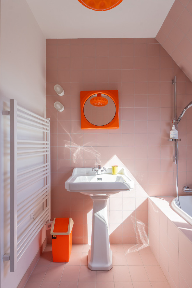 This is an example of a midcentury bathroom in Paris.