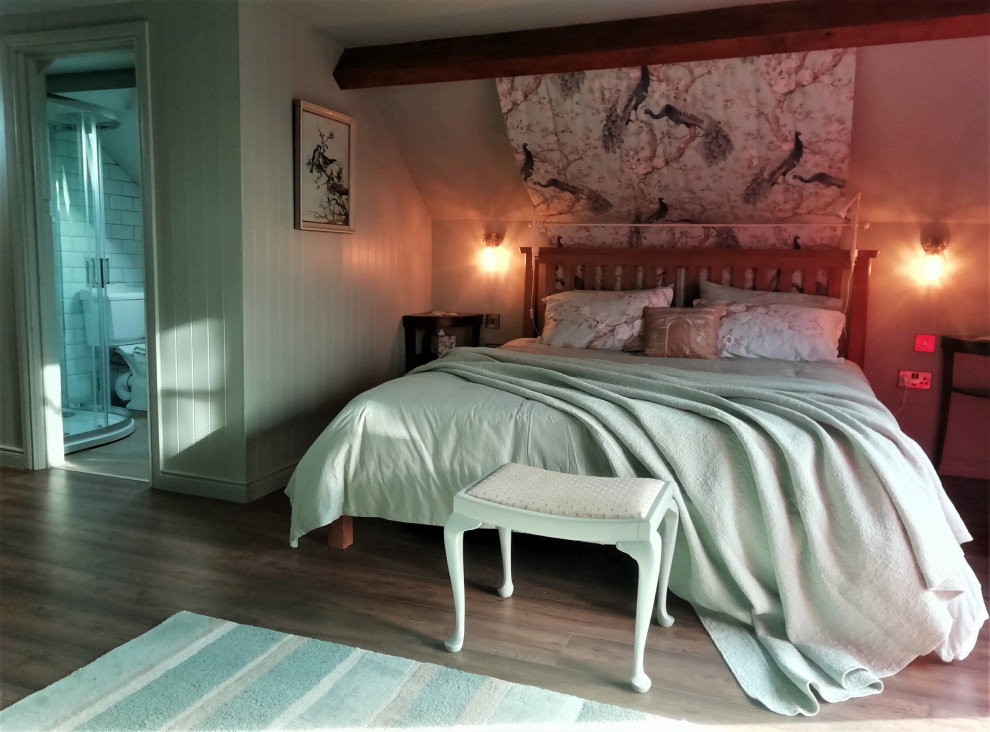 Ejemplo de habitación de invitados campestre pequeña con paredes verdes, suelo laminado y suelo violeta