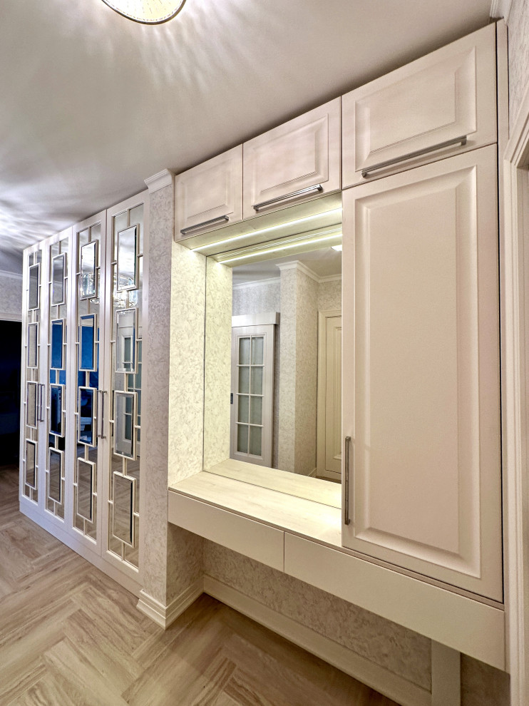 Шкаф с раскладкой в прихожую.