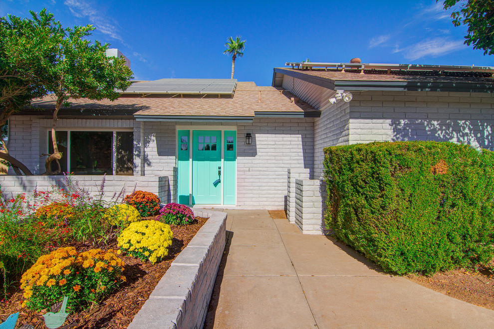 Example of a transitional home design design in Phoenix