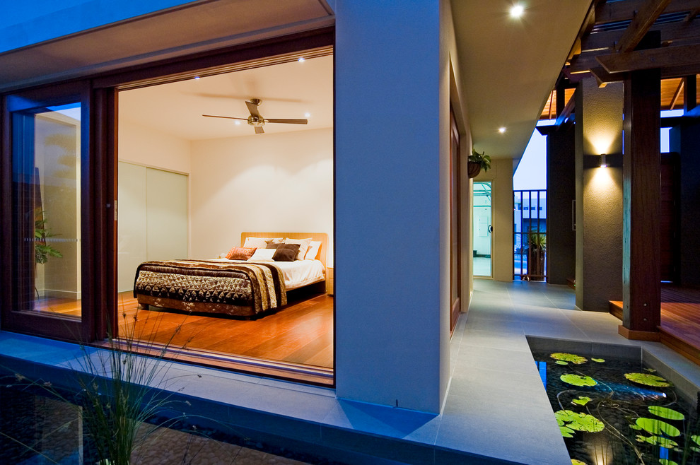 This is an example of an asian bedroom in Gold Coast - Tweed.