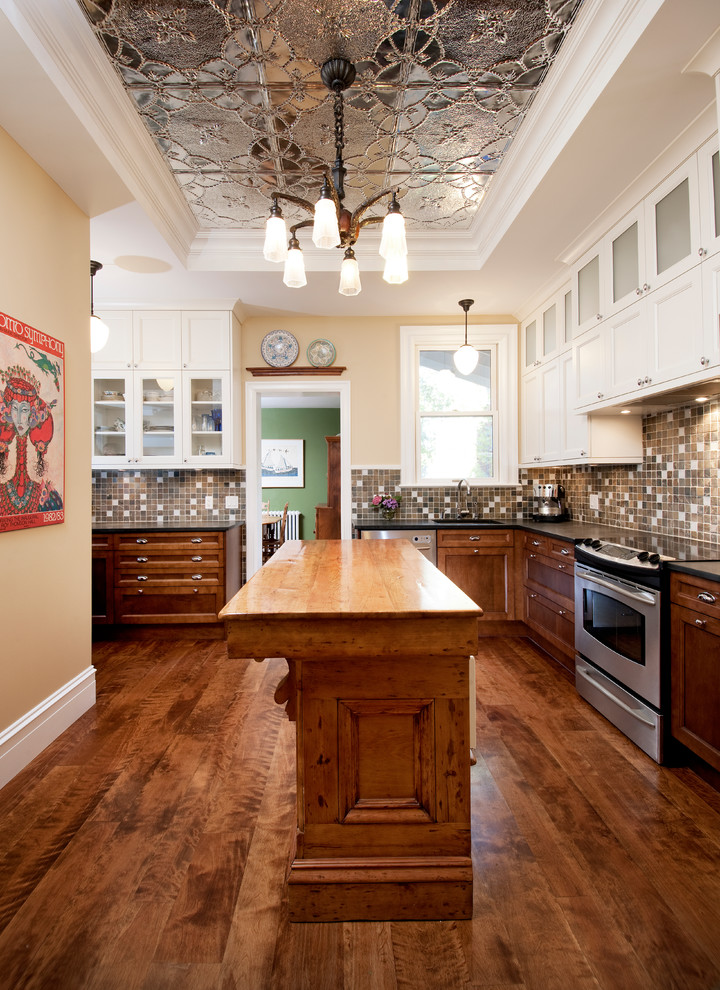 Inspiration for a transitional kitchen remodel in Toronto