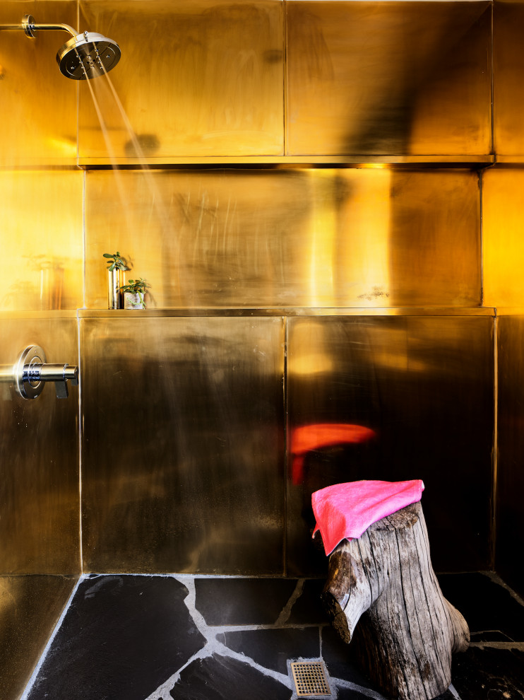 Mittelgroßes Modernes Duschbad mit Glasfronten, braunen Schränken, Nasszelle, Toilette mit Aufsatzspülkasten, gelben Fliesen, Metallfliesen, gelber Wandfarbe, Schieferboden, Wandwaschbecken, Beton-Waschbecken/Waschtisch, schwarzem Boden, offener Dusche, grauer Waschtischplatte, Wandnische, Einzelwaschbecken, schwebendem Waschtisch und Wandpaneelen in Los Angeles