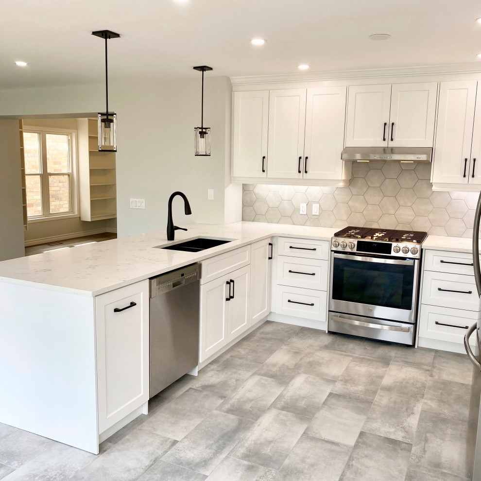 Transitional home design photo in Toronto