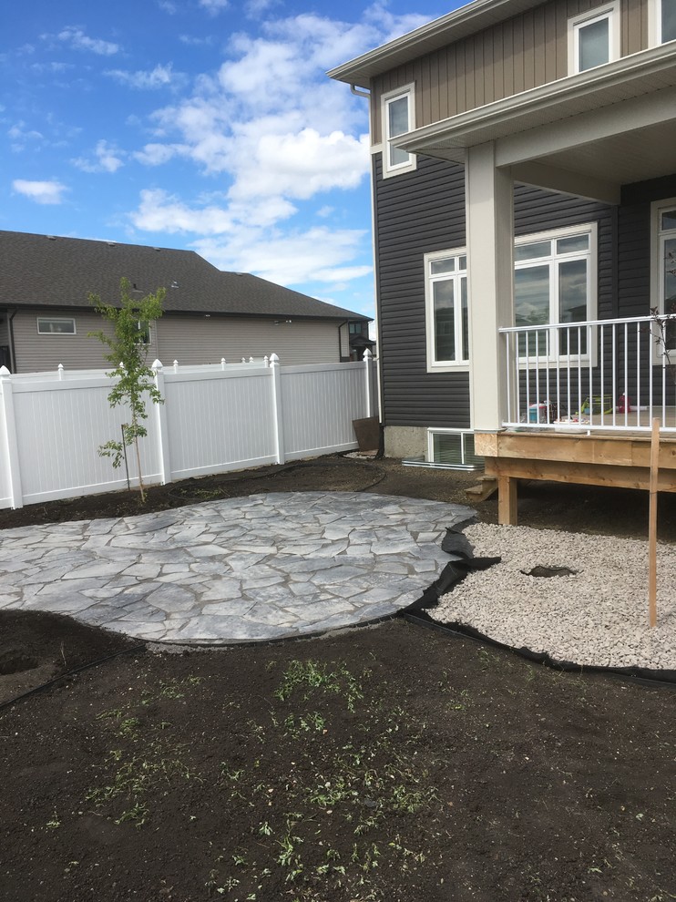 Inspiration for a rustic landscaping in Calgary.