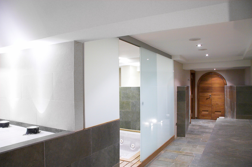 Foto de sótano en el subsuelo actual grande con paredes blancas y suelo de baldosas de cerámica