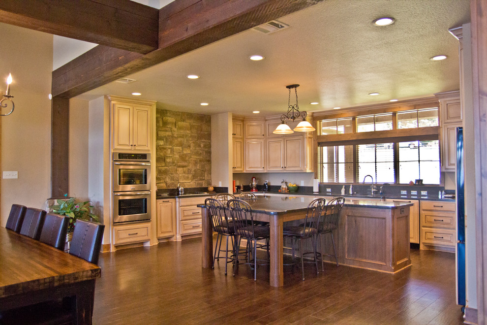 Transitional kitchen photo in Austin