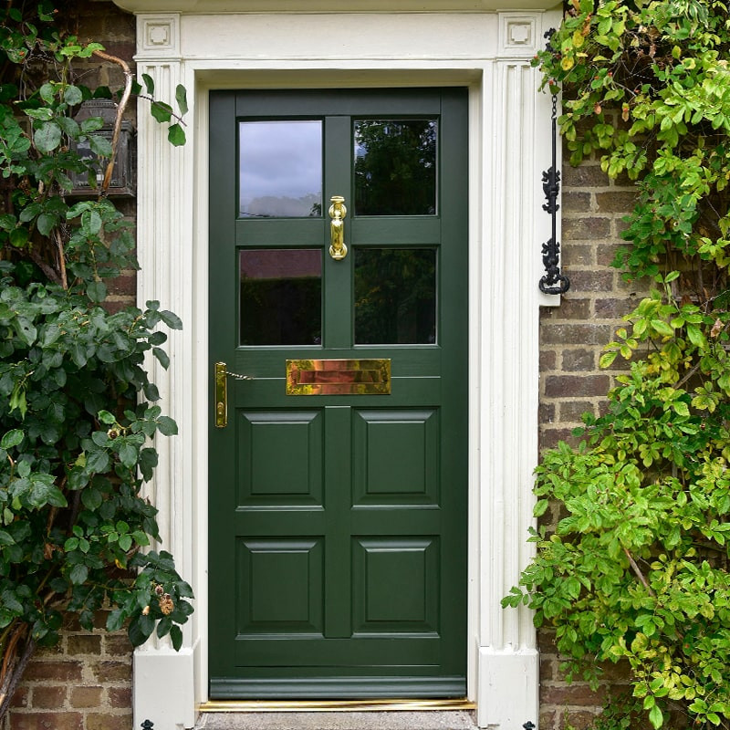 Foto di una porta d'ingresso tradizionale con una porta singola e una porta verde
