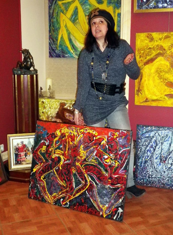 На фоне картин Лики Волчек