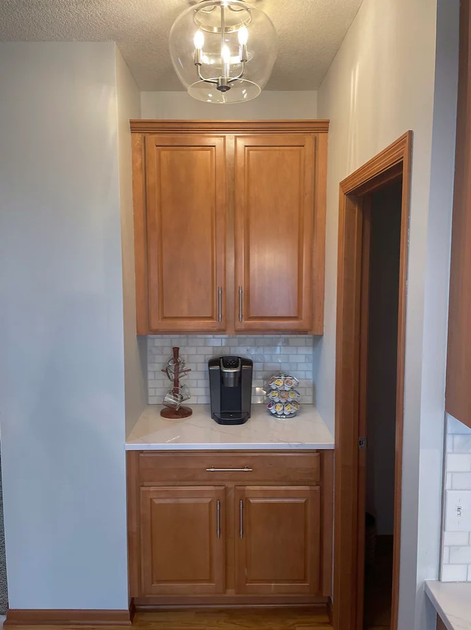 Inspiration for a mid-sized transitional u-shaped light wood floor and brown floor eat-in kitchen remodel in Minneapolis with a double-bowl sink, shaker cabinets, medium tone wood cabinets, quartz countertops, gray backsplash, marble backsplash, stainless steel appliances, an island and brown countertops