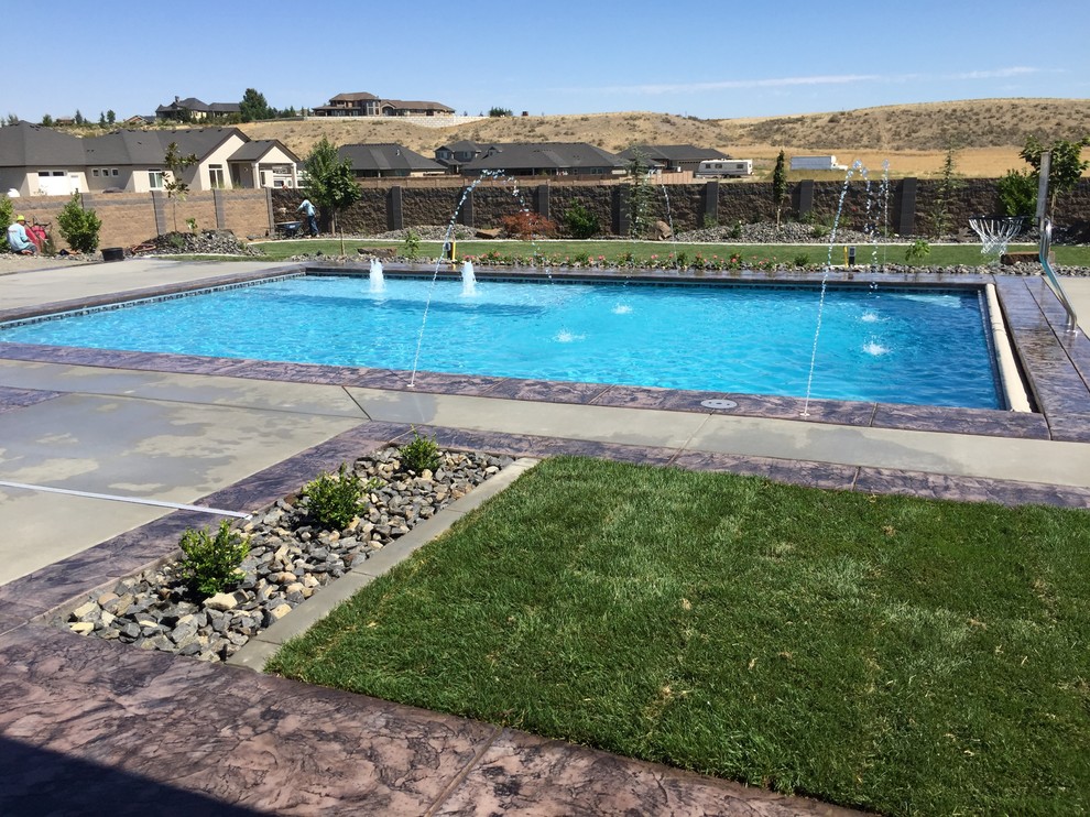 Transitional pool photo in Seattle
