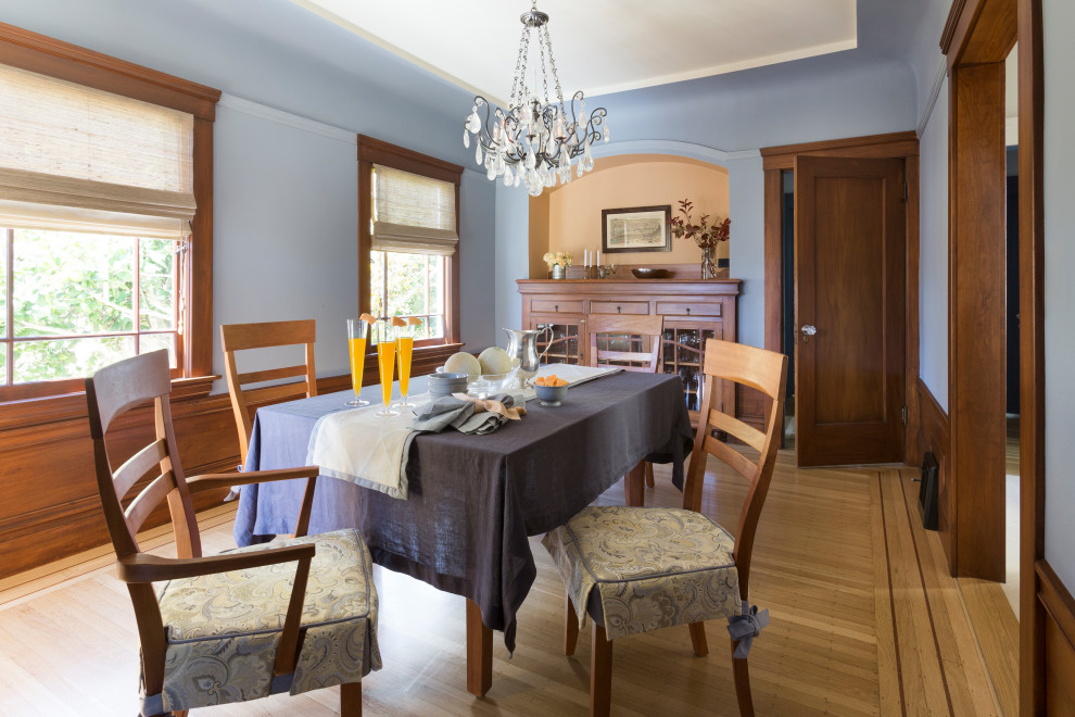 Inspiration pour une petite salle à manger traditionnelle fermée avec un mur bleu, parquet clair, aucune cheminée, un plafond décaissé, boiseries et un sol beige.