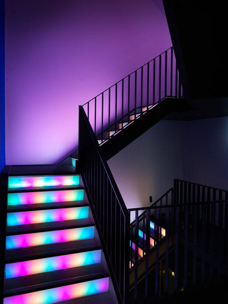 Cette image montre un escalier hélicoïdal design de taille moyenne avec des marches en acrylique et des contremarches en verre.