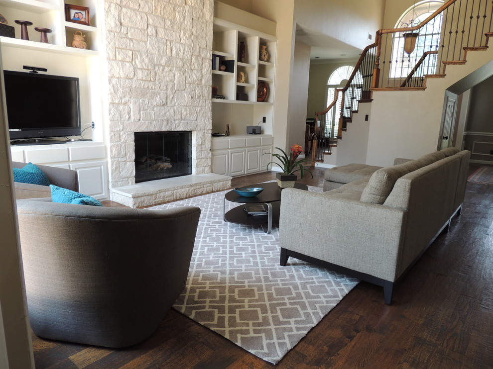 Photo of a transitional living room in Dallas.