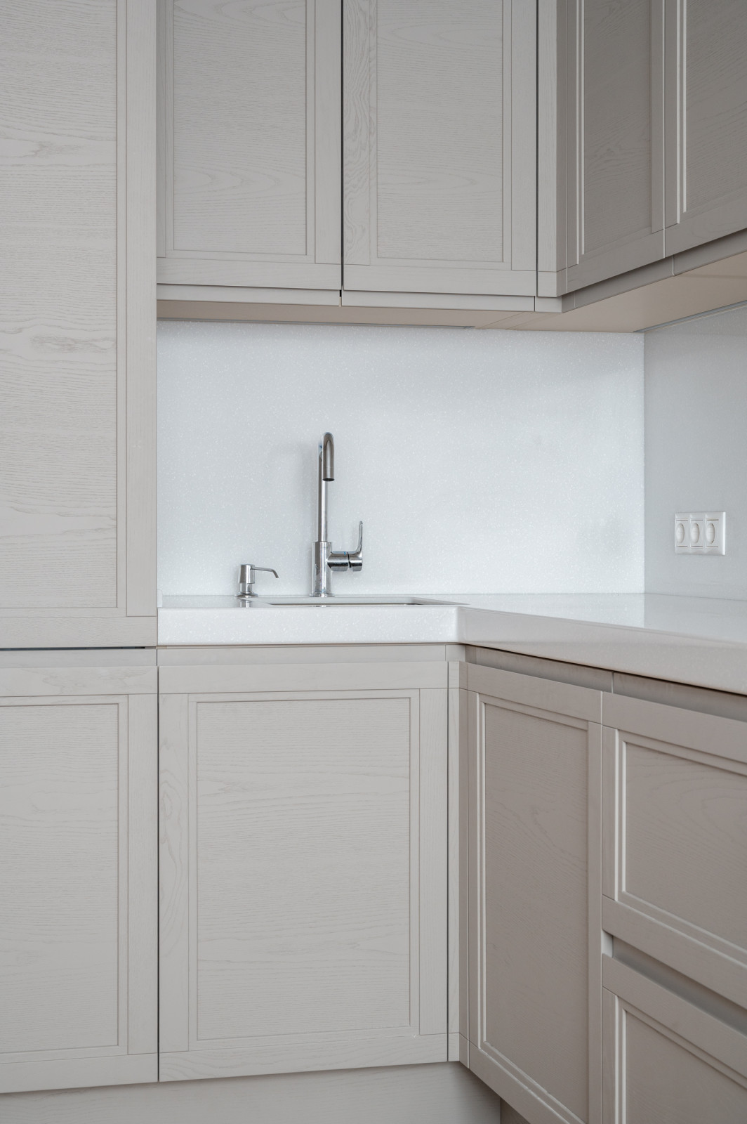 Кухня из массива с интегрированной ручкой