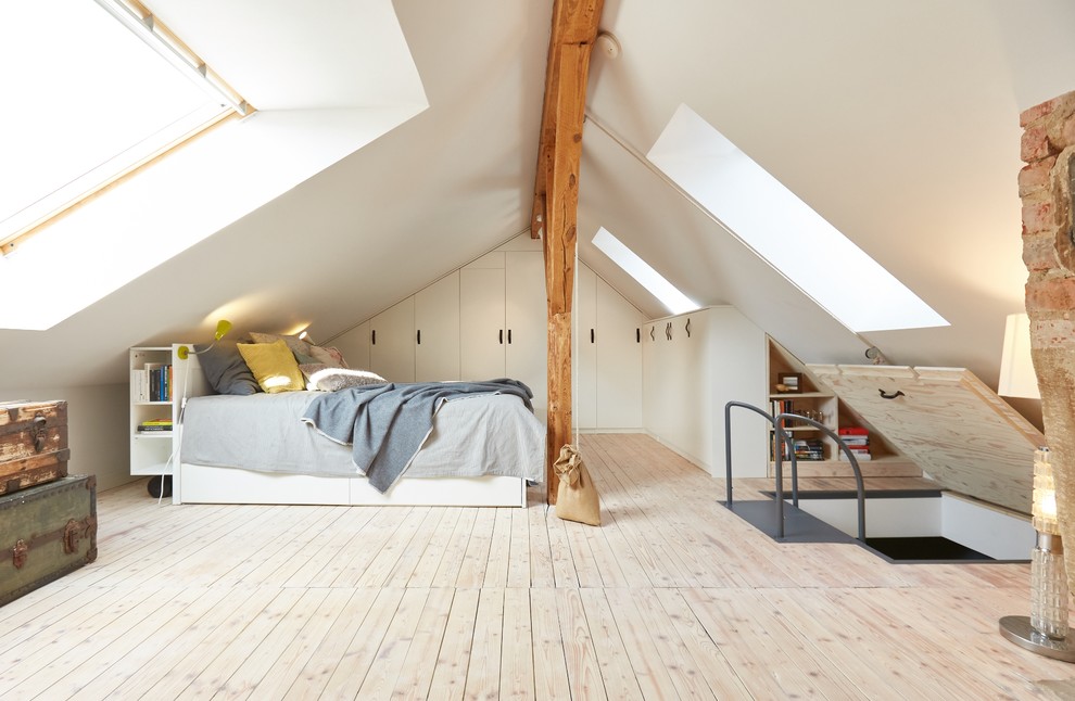 Foto de dormitorio principal urbano de tamaño medio con paredes grises, suelo de madera clara y suelo blanco