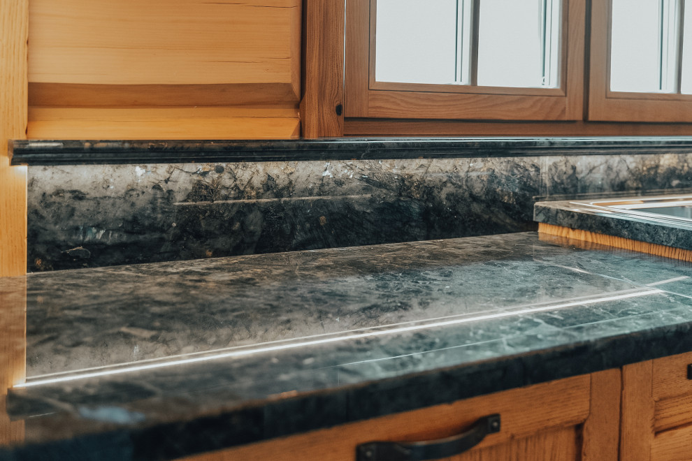 Кухня с лабрадоритовой столешницей