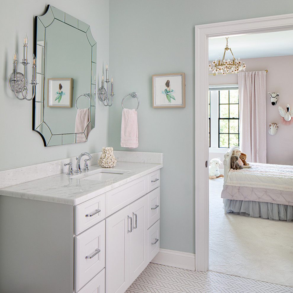 Idéer för att renovera ett mellanstort vintage badrum för barn, med luckor med infälld panel, vita skåp, ett fristående badkar, en dusch/badkar-kombination, en toalettstol med separat cisternkåpa, vit kakel, marmorkakel, blå väggar, klinkergolv i porslin, ett undermonterad handfat, marmorbänkskiva, dusch med duschdraperi och vitt golv