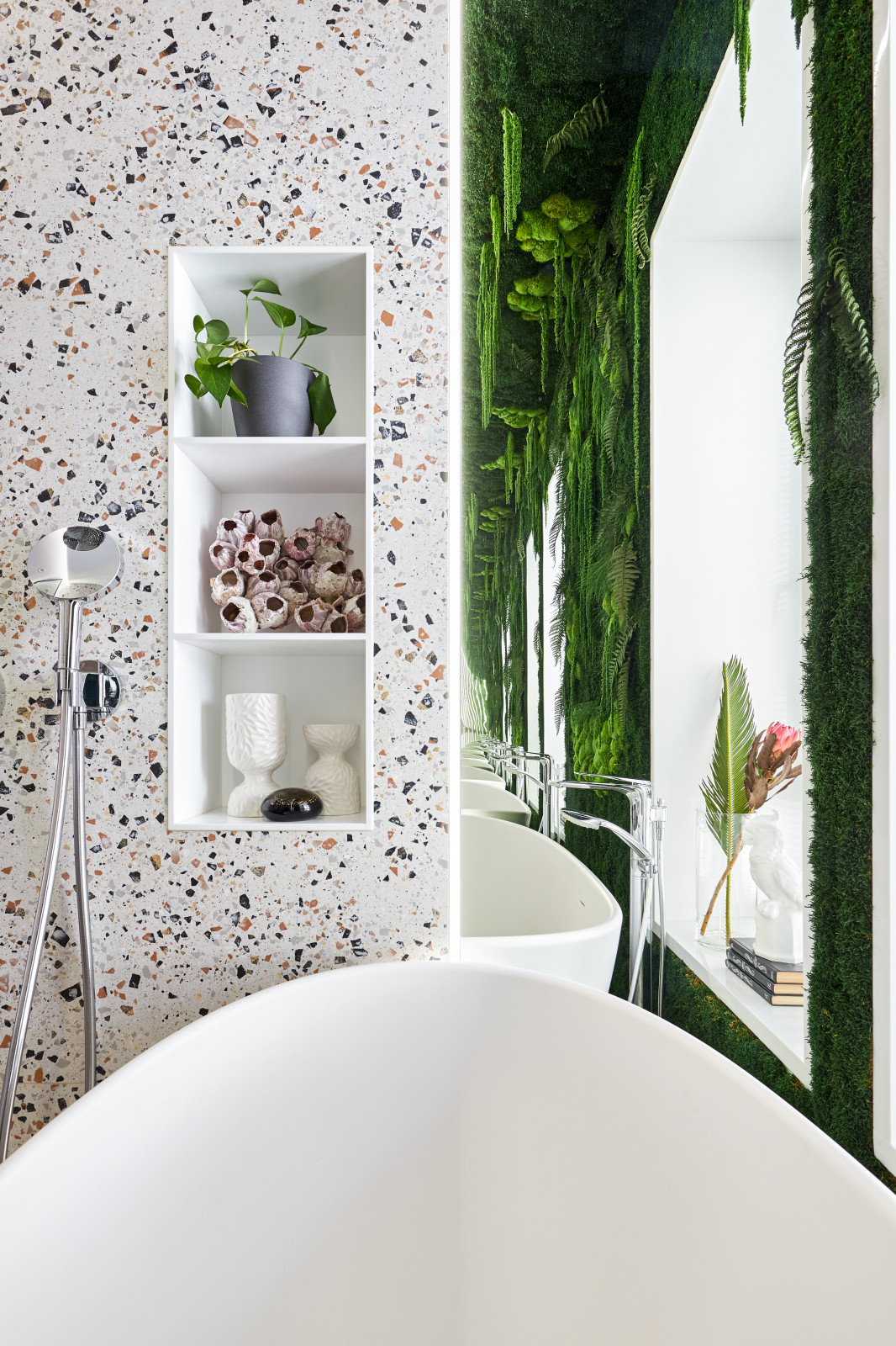 Яркая квартира с желтым диваном и голубой стеной в спальне