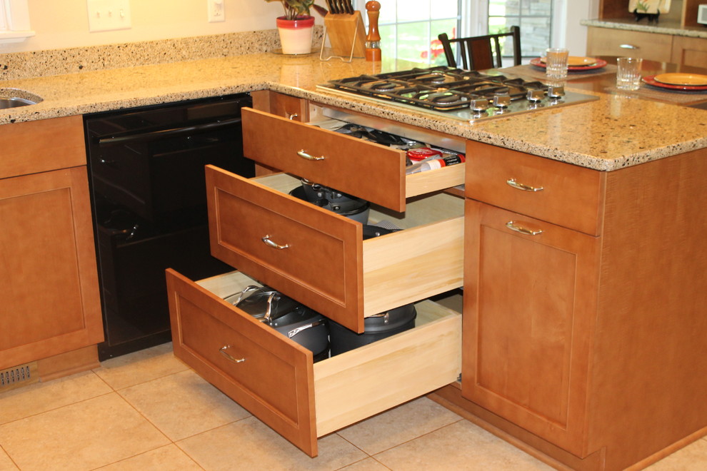 Eat-in kitchen - mid-sized transitional u-shaped eat-in kitchen idea with shaker cabinets, medium tone wood cabinets, quartzite countertops and a peninsula