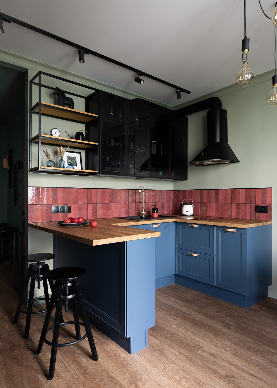 Квартира с голубой кухней и детской с шалашом