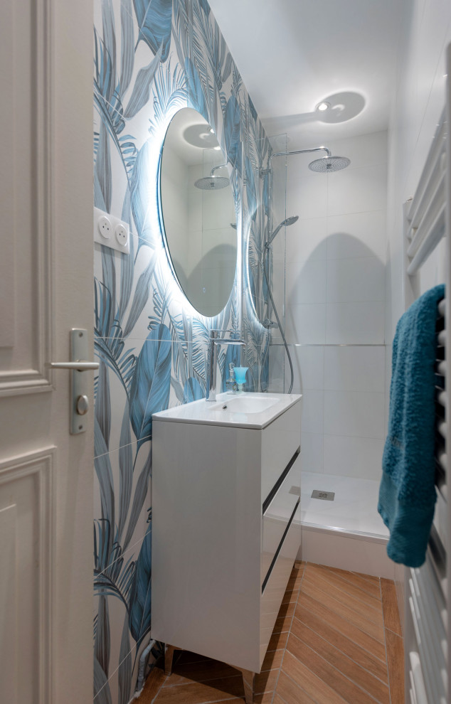 Стильный дизайн: маленькая, узкая и длинная ванная комната в морском стиле с открытым душем, синей плиткой, белой плиткой, удлиненной плиткой, синими стенами, полом из плитки под дерево, душевой кабиной, консольной раковиной, коричневым полом, кессонным потолком, плоскими фасадами, белыми фасадами, раздельным унитазом, открытым душем, белой столешницей, тумбой под одну раковину и напольной тумбой для на участке и в саду - последний тренд