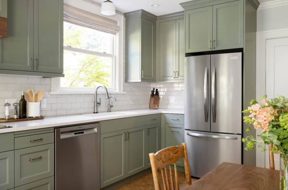 Exempel på ett mellanstort klassiskt vit vitt kök, med en undermonterad diskho, skåp i shakerstil, gröna skåp, bänkskiva i kvarts, vitt stänkskydd, stänkskydd i cementkakel, rostfria vitvaror, korkgolv och brunt golv