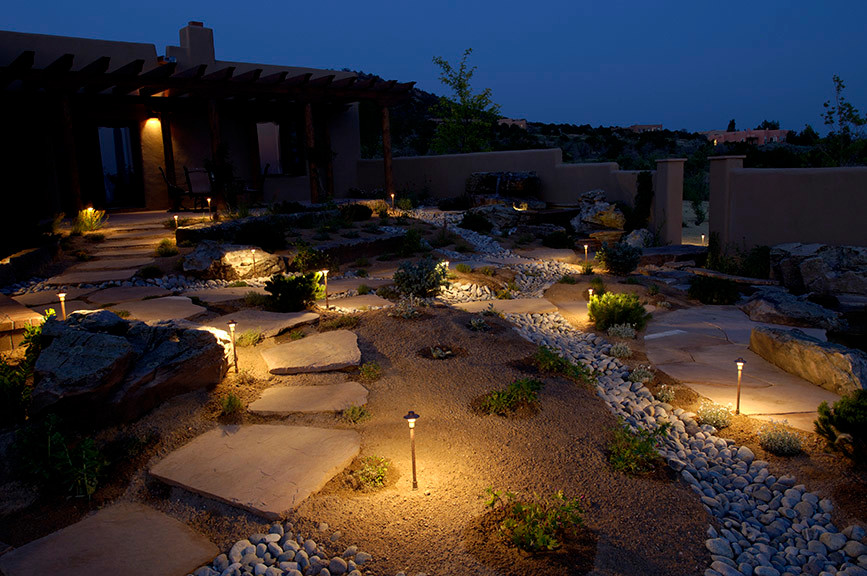 Design ideas for a mid-sized drought-tolerant front yard stone landscaping.