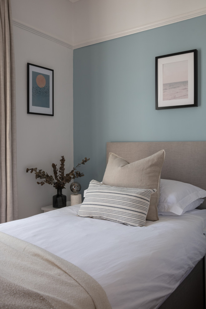 На фото: маленькая гостевая спальня (комната для гостей) в скандинавском стиле с синими стенами, паркетным полом среднего тона, коричневым полом и акцентной стеной для на участке и в саду с