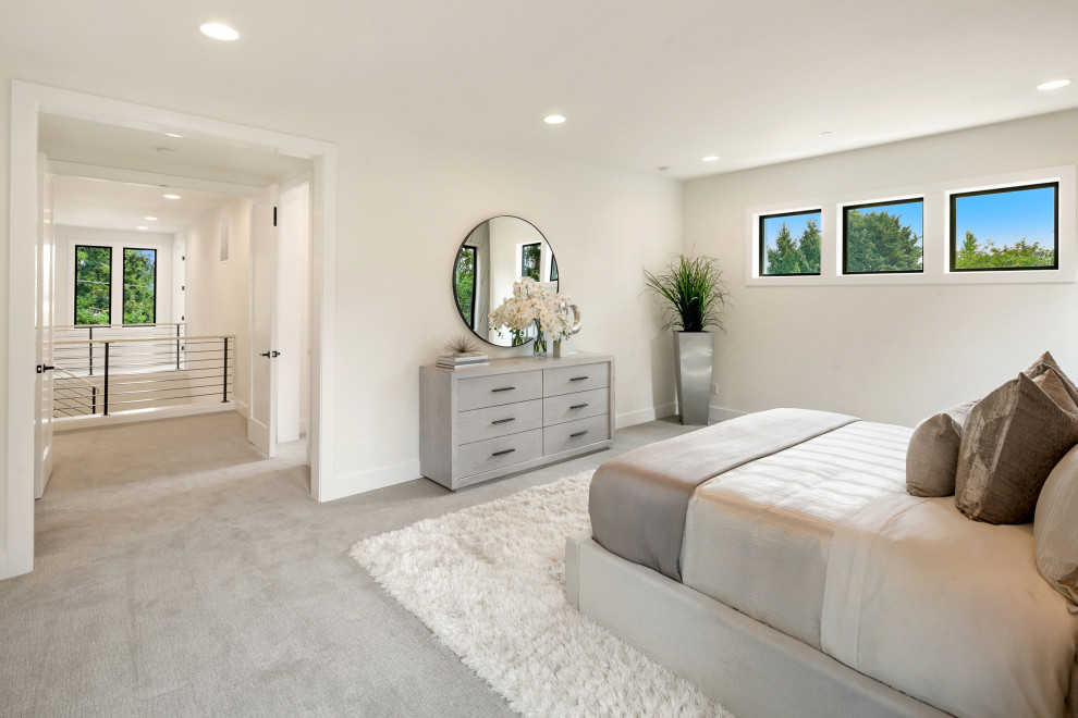 Immagine di una grande camera matrimoniale minimalista con pareti bianche, moquette e pavimento grigio