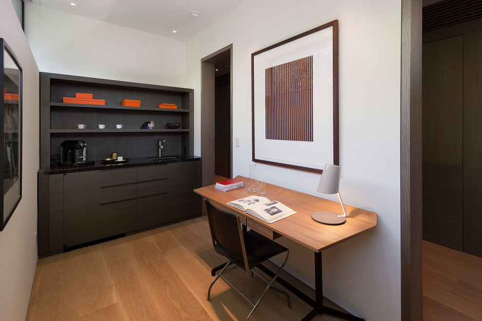 Inspiration for a contemporary home office in Los Angeles.