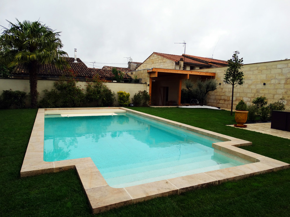 Inspiration for a mid-sized transitional pool in Bordeaux.