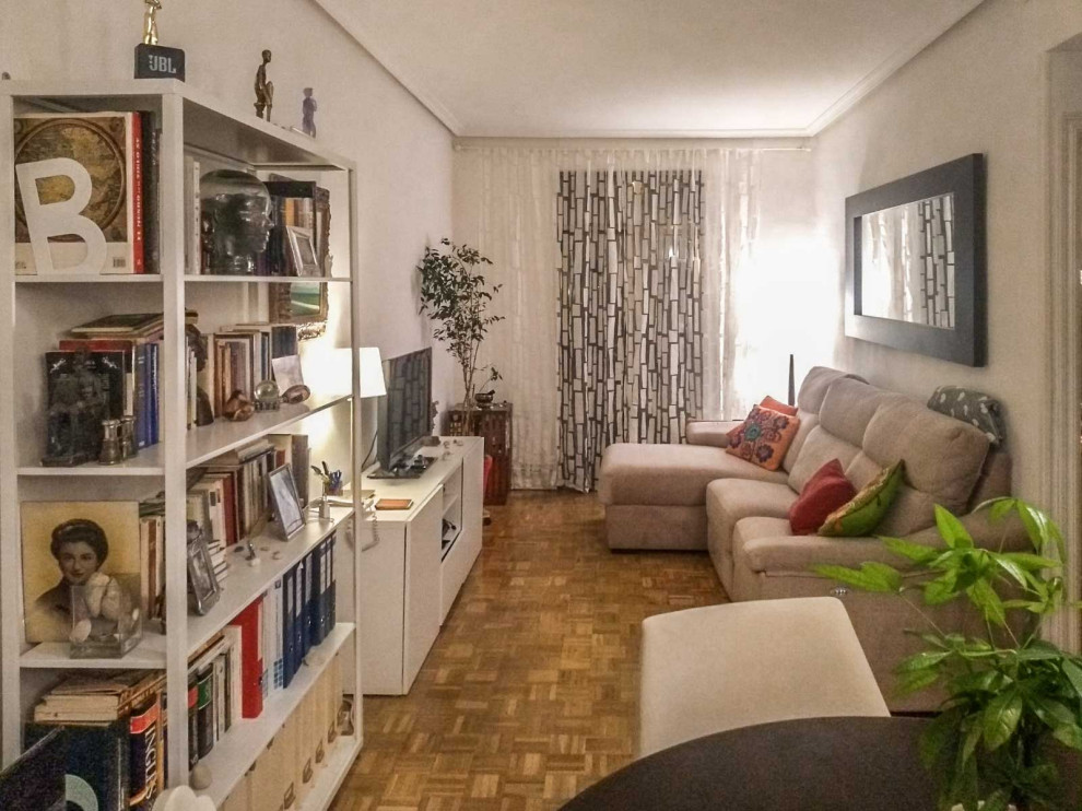 Photo of a small contemporary living room in Madrid with white walls and light hardwood floors.