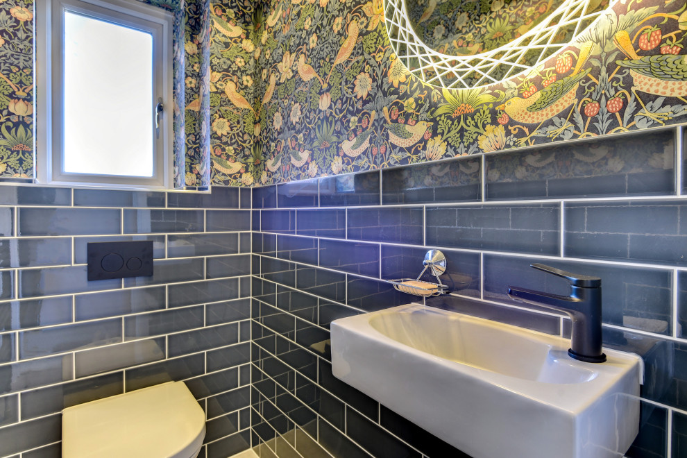Источник вдохновения для домашнего уюта: маленький туалет: освещение в стиле фьюжн с инсталляцией, синей плиткой, керамической плиткой, разноцветными стенами, полом из керамогранита, подвесной раковиной, серым полом и обоями на стенах для на участке и в саду