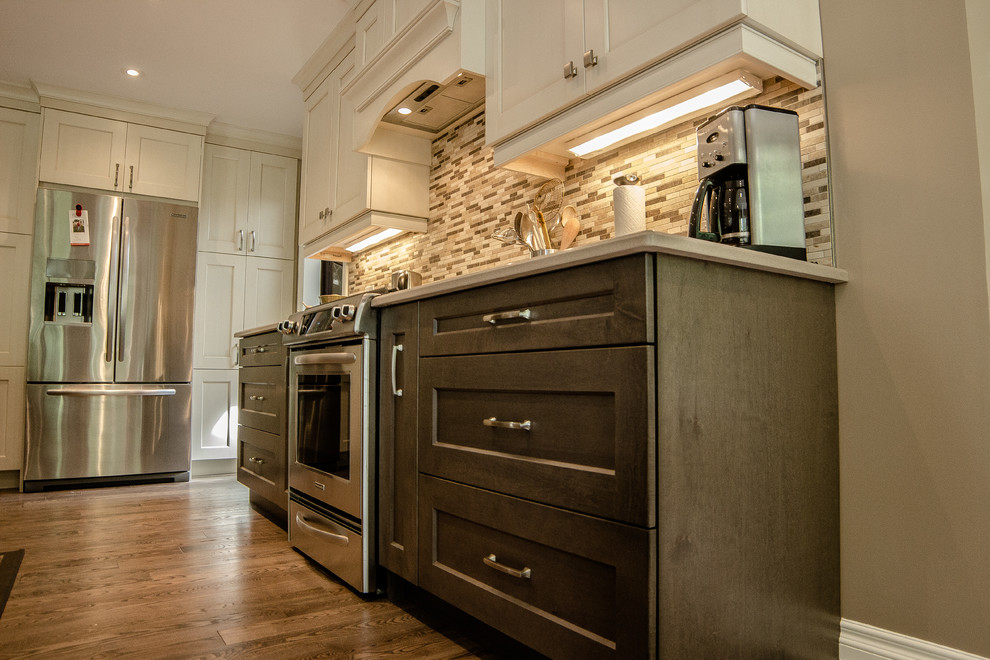 Transitional kitchen photo in Toronto