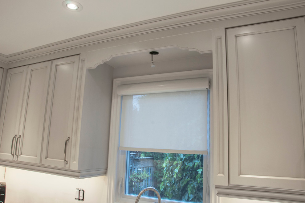 Kitchen - transitional kitchen idea in Toronto
