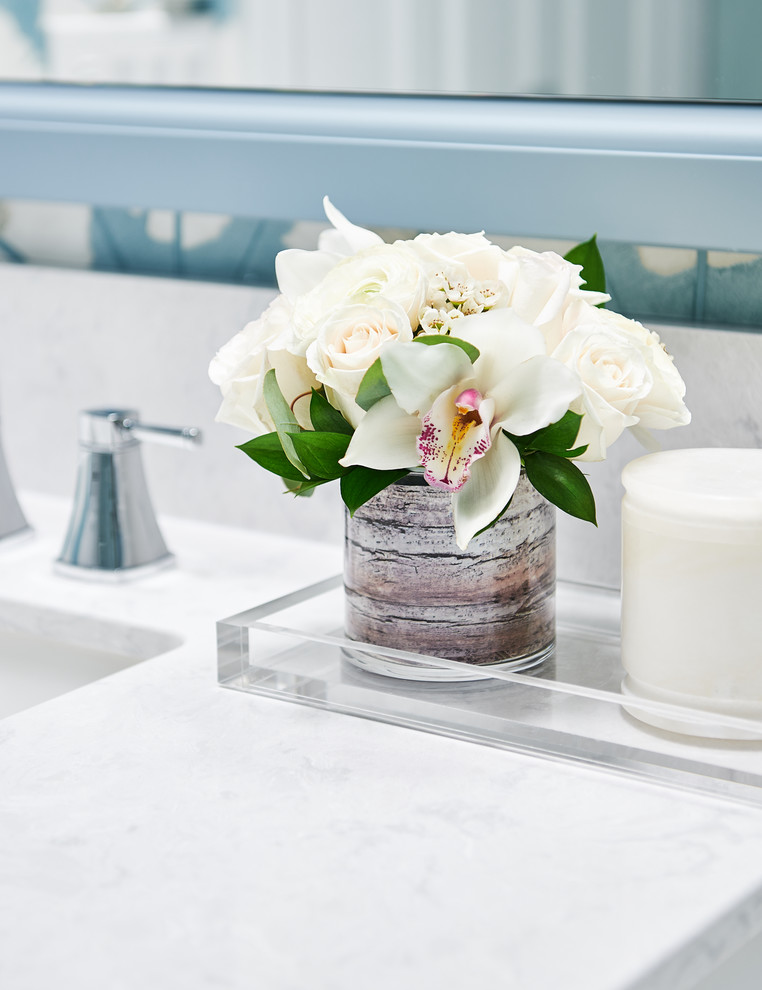 Inspiration for a transitional home design remodel in Toronto