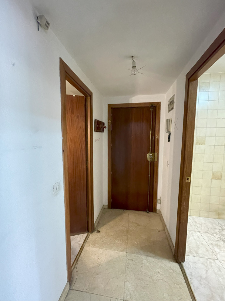 Esempio di un piccolo ingresso o corridoio minimalista con pareti grigie, pavimento con piastrelle in ceramica, pavimento giallo, soffitto ribassato e pareti in mattoni