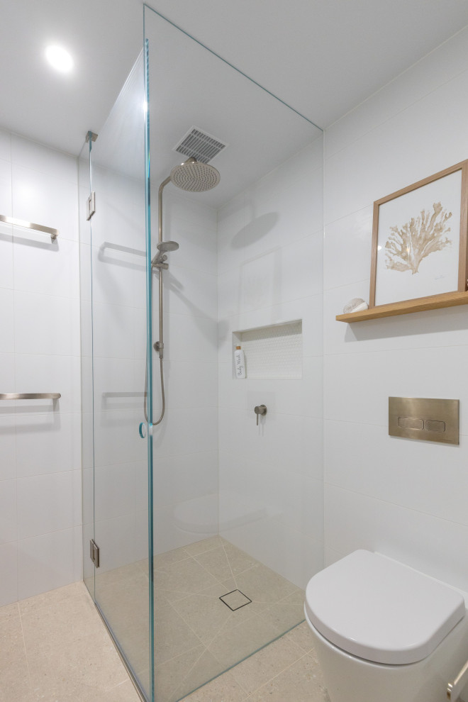 Свежая идея для дизайна: главная ванная комната среднего размера со стиральной машиной в стиле модернизм с отдельно стоящей ванной, открытым душем, инсталляцией, белой плиткой, белыми стенами, полом из терраццо, настольной раковиной, столешницей из искусственного кварца, синим полом, открытым душем, белой столешницей, подвесной тумбой, многоуровневым потолком, панелями на стенах, фасадами островного типа, светлыми деревянными фасадами, керамогранитной плиткой и тумбой под одну раковину - отличное фото интерьера