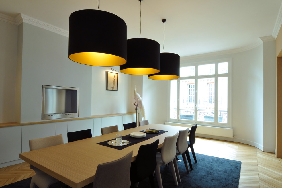 Mid-sized contemporary separate dining room in Paris with grey walls and light hardwood floors.