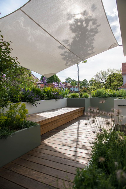Gartenprofi verwandelt M&uuml;nchner Dachterrasse zum Bl&uuml;tenmeer contemporary-deck