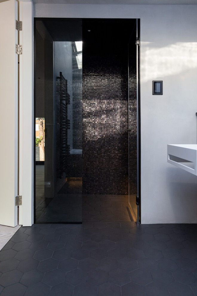 Exempel på ett mellanstort minimalistiskt beige beige badrum med dusch, med ett platsbyggt badkar, en dusch/badkar-kombination, ett urinoar, svart kakel, svarta väggar, tegelgolv, ett nedsänkt handfat, svart golv, dusch med gångjärnsdörr, öppna hyllor, vita skåp, bänkskiva i rostfritt stål och keramikplattor