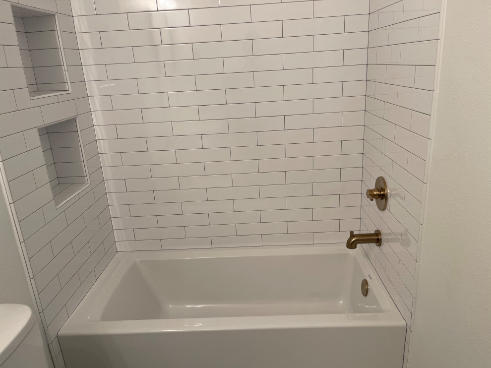 Cette image montre une salle de bain rustique en bois brun de taille moyenne pour enfant avec un placard à porte shaker, un lavabo encastré, meuble simple vasque et meuble-lavabo encastré.