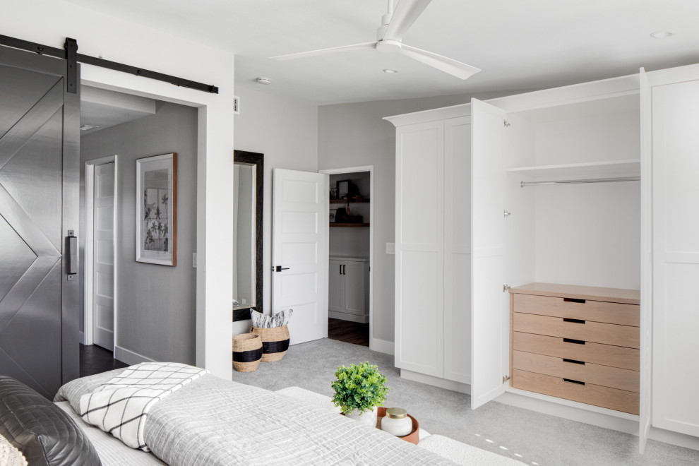 Mittelgroßes Modernes Hauptschlafzimmer mit grauer Wandfarbe, Teppichboden, grauem Boden und Tapetenwänden in Orange County