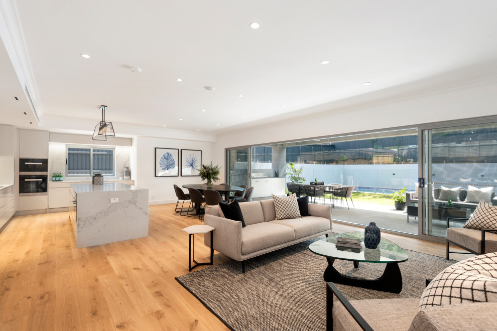 Foto di un grande soggiorno contemporaneo aperto con pareti bianche, parquet chiaro, TV autoportante e soffitto ribassato