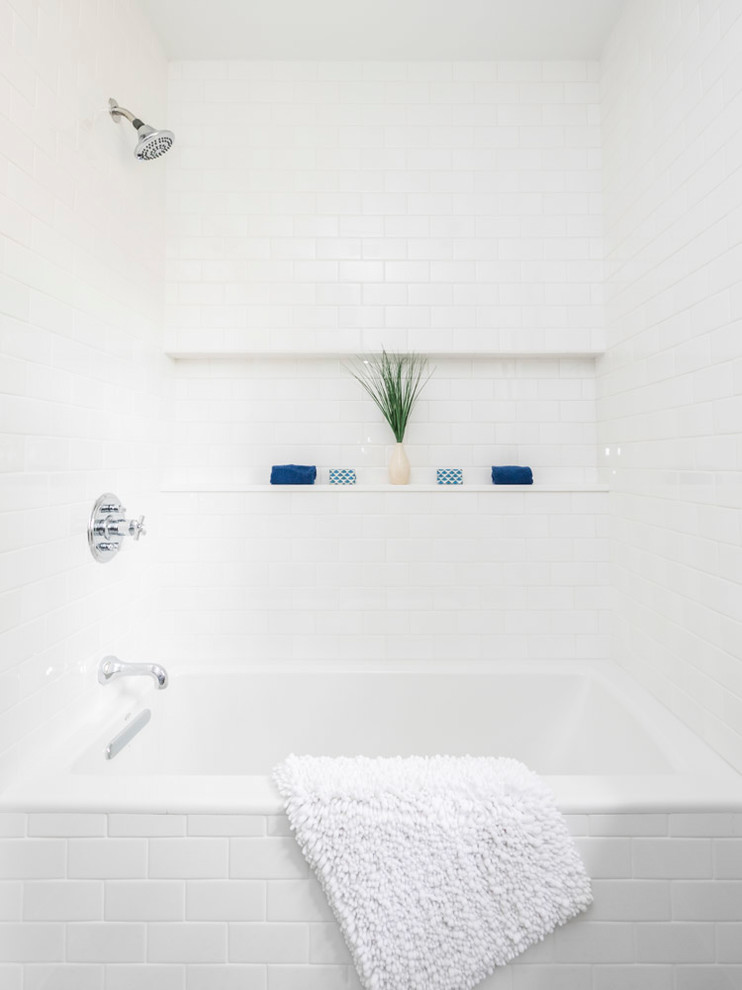 Exempel på ett litet klassiskt badrum för barn, med luckor med infälld panel, skåp i mörkt trä, ett badkar i en alkov, en dusch/badkar-kombination, en toalettstol med separat cisternkåpa, vit kakel, keramikplattor, grå väggar, marmorgolv, ett undermonterad handfat, marmorbänkskiva, grått golv och dusch med duschdraperi